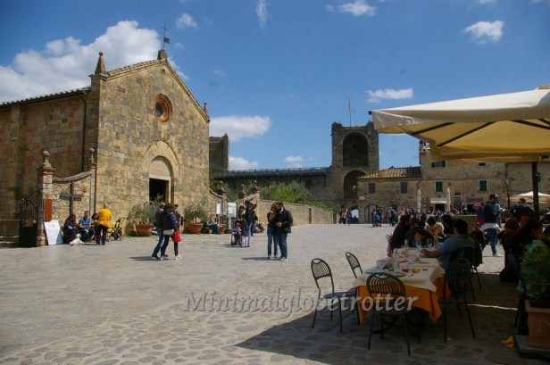 monteriggioni piazza