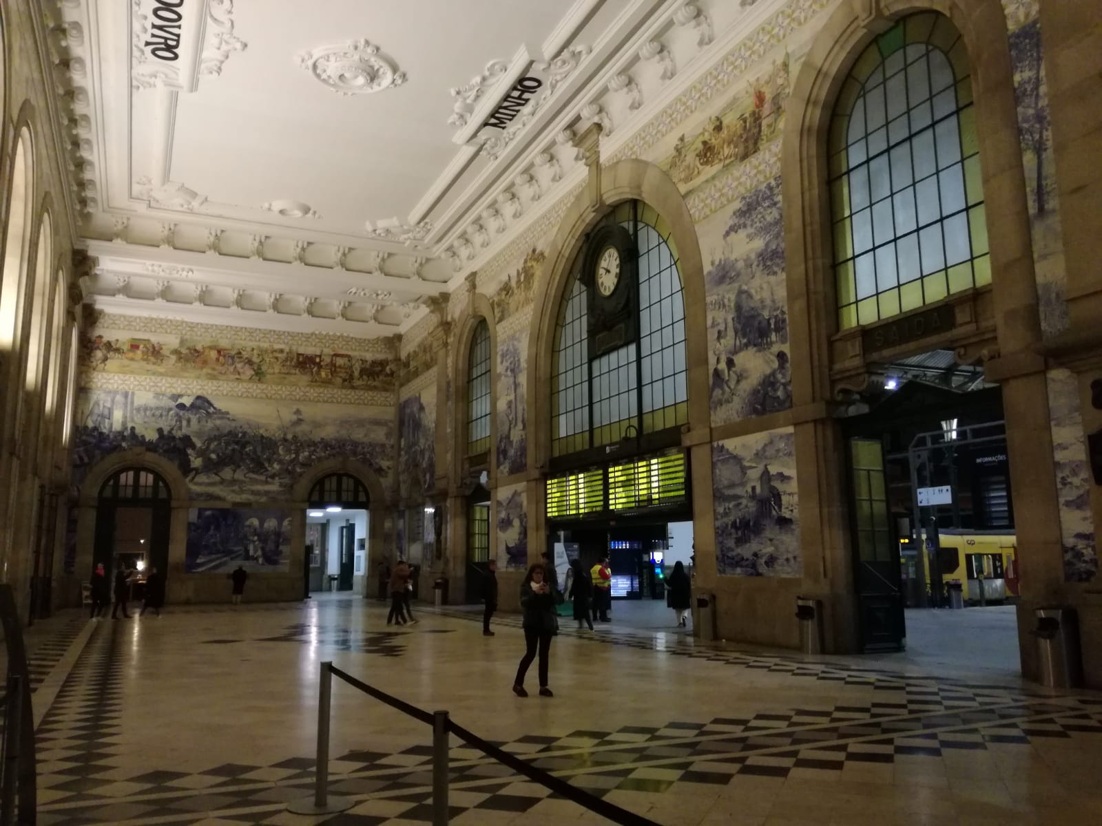 Salone dei passi perduti nella stazione Sao Bento a Porto