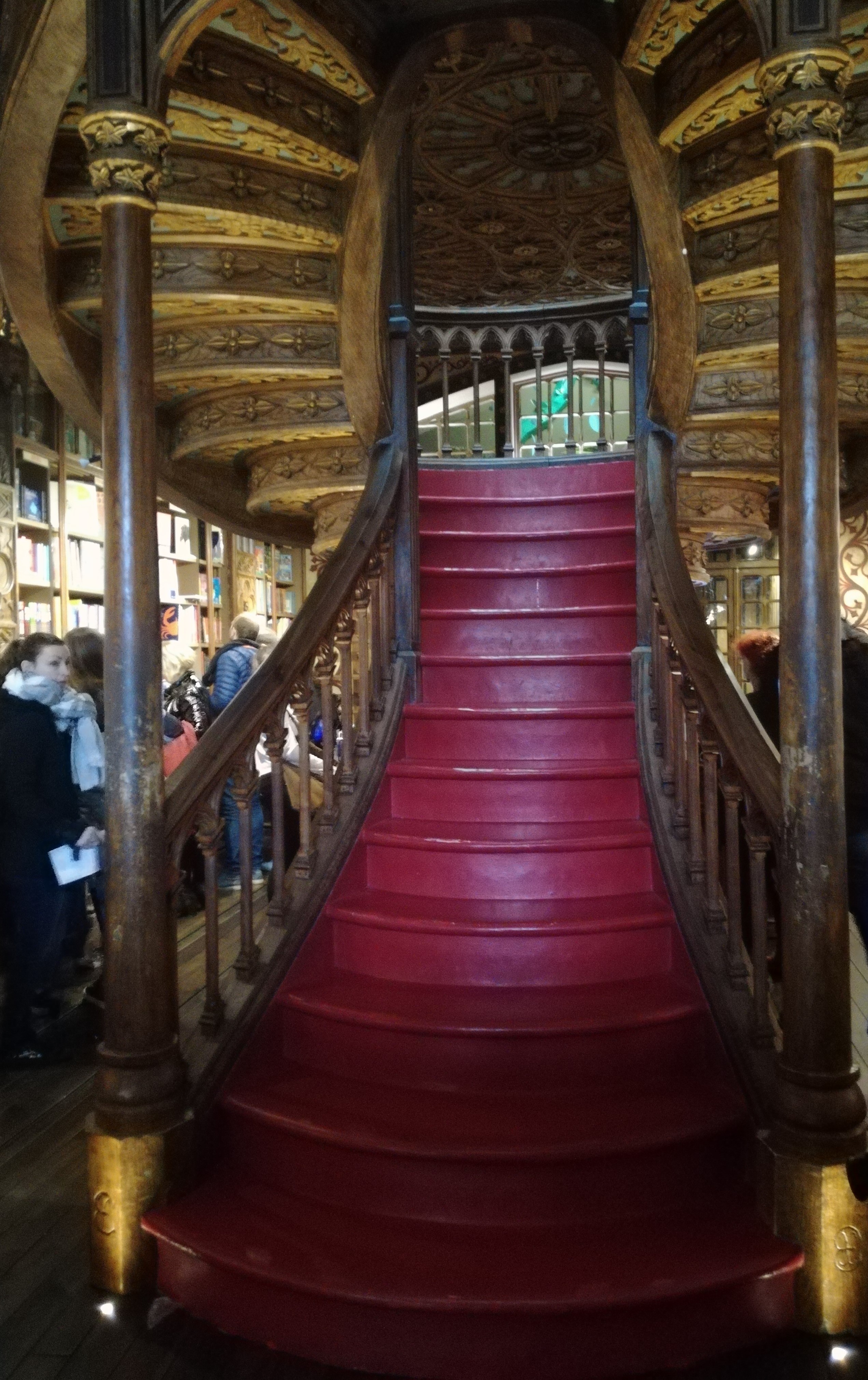 Le scale della libreria Lello e Irmao a Porto, ispirazione per le scale di Hogwarts in Harry Potter