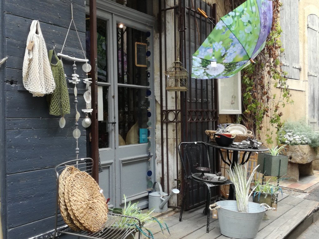 Particolare di una bottega a Lourmarin