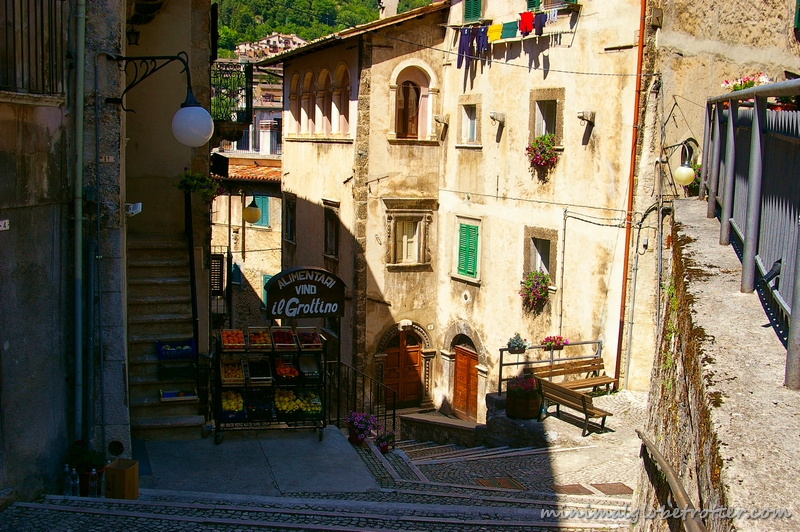 Paese di Scanno vicolo con scalinata