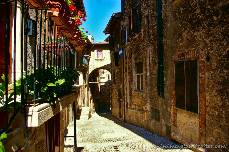Paese di Scanno vicolo con balcone