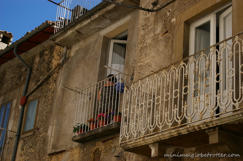 Paese di Scanno particolare su balconi
