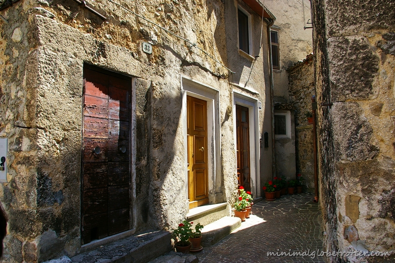 Paese di Scanno particolare sulle porte di un vicolo