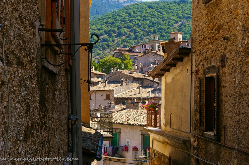 Paese di Scanno veduta del paese da un vicolo