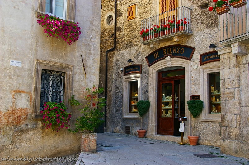 Paese di Scanno particolare di un vicolo 