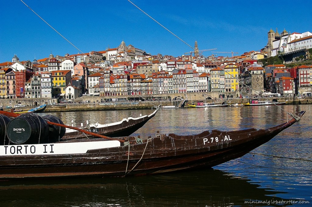 Città di Porto panoramica dal fiume Douro sul quartiere della Ribeira, in primo piano i Rabelos