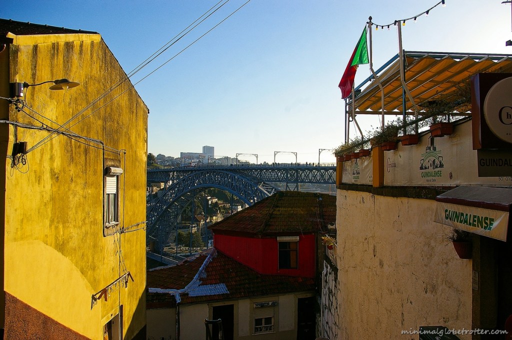 Città di Porto, il ponte Dom Luis I da un vicolo cittadino