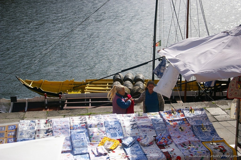 Città di Porto bancarella sul fiume Douro, sullo sfondo un Rabelos