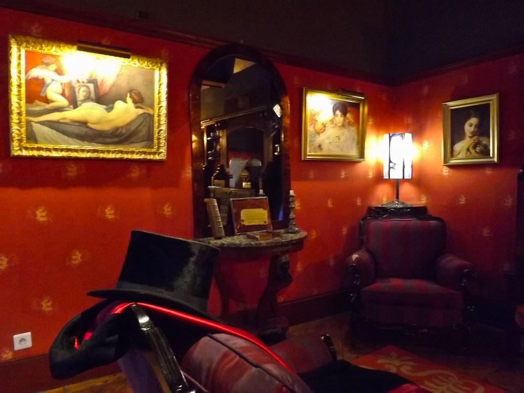 Mantello e tuba di Arsène Lupin Mantello e tuba di Arsène Lupin - Interno Clos Lupin