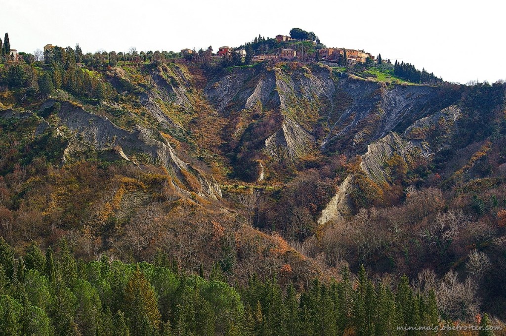 Calanchi sotto il borgo di chiusure