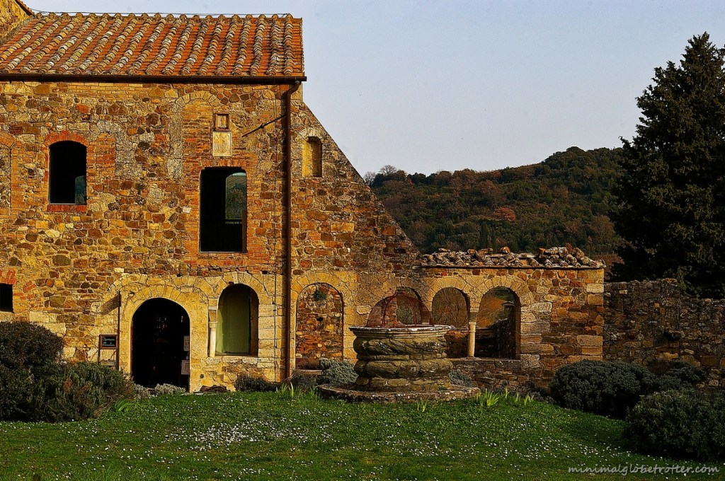Sant'Antimo Montalcino siena, particolare del chiostro con pozzo