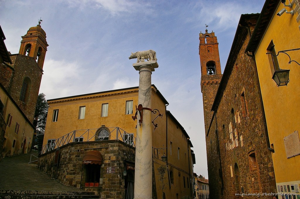 Montalcino piazza del popolo e palazzo dei priori