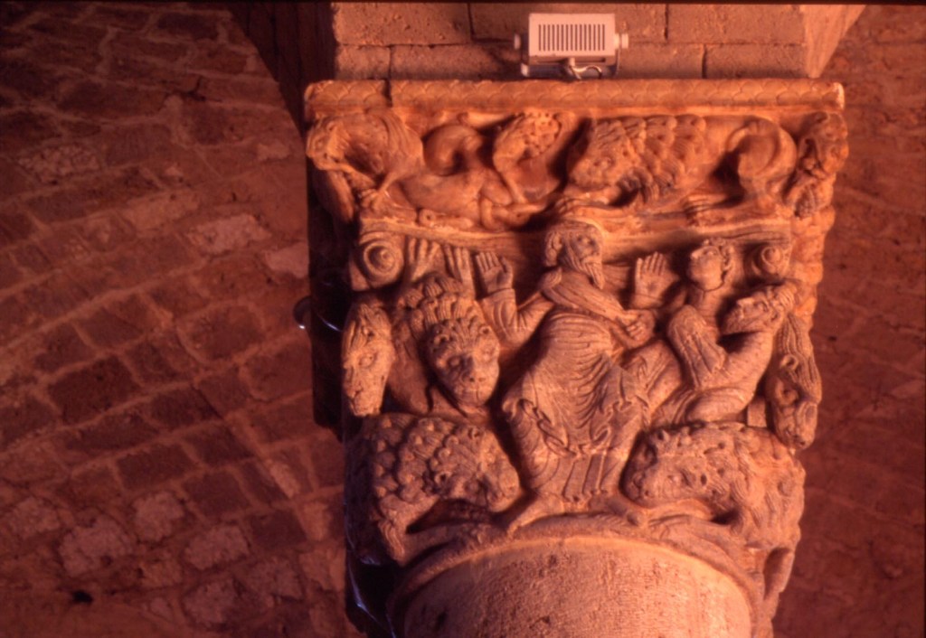 Chiesa Sant'Antimo - capitello Daniele nella fossa dei leoni del Maestro di Cabestany