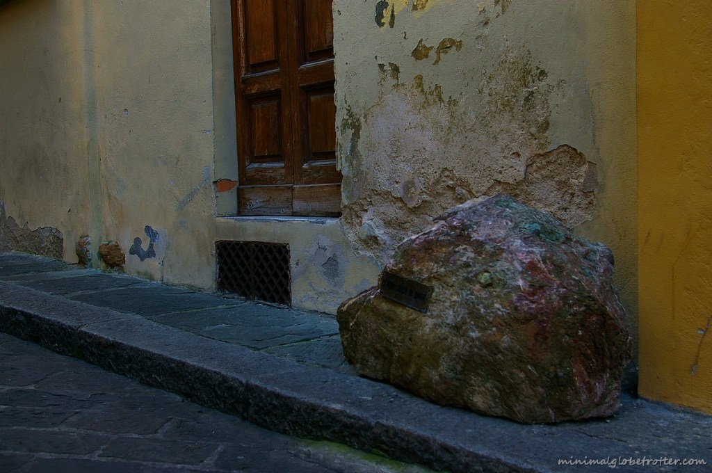 Sasso di Dante in via della Pallottola a Firenze
