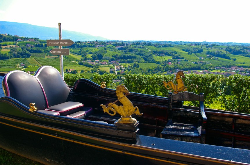 La gondola del ristorante Cà del Poggio sullo sfondo le vigne del Prosecco