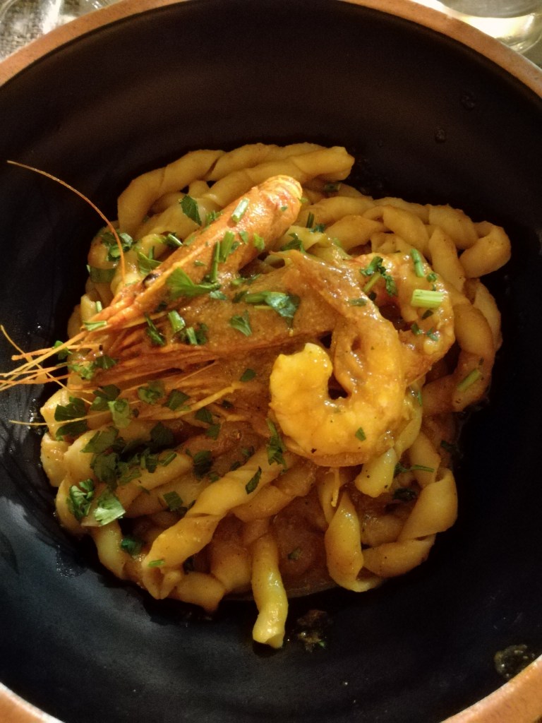 Piatto di busiate con gamberi rossi e pistacchio