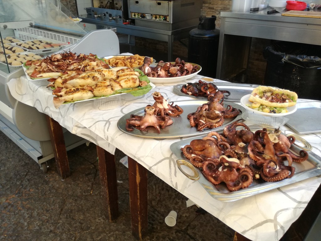 Street food a base di pesce sulle bancarelle di Ballarò