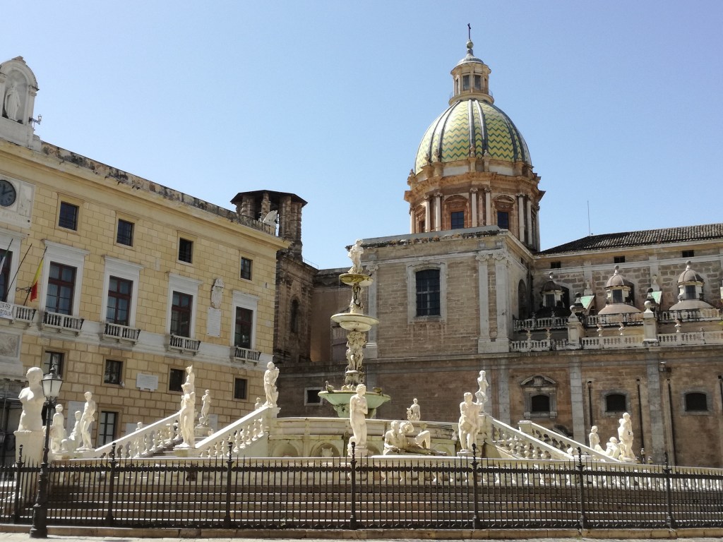La Fontana Pretoria a Palermo con dietro il monastero di Santa Caterina d'Alessandria