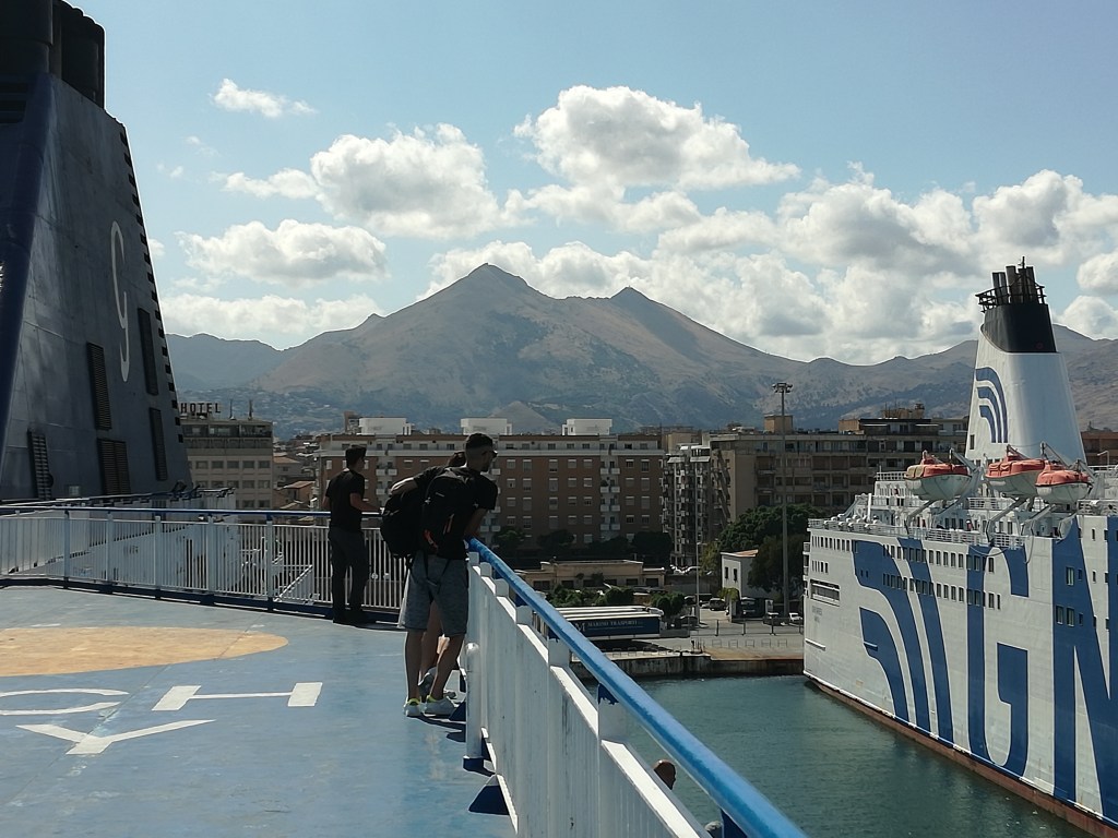 Traghetti nel porto di Palermo