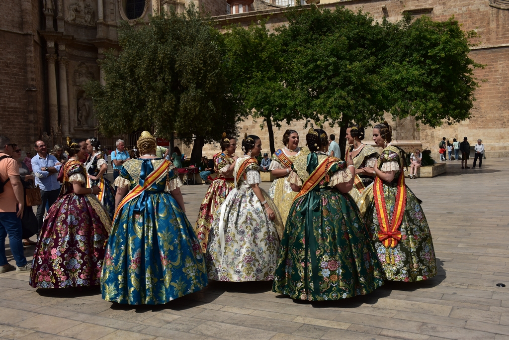 Falleras a Valencia durante la festa