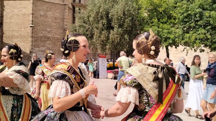 Falleras in abiti tradizionali