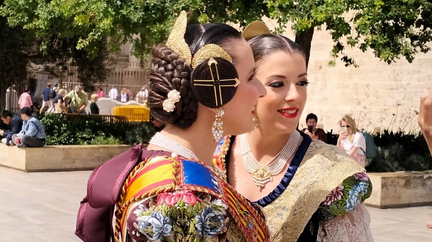 acconciatura caratteristica della Falleras