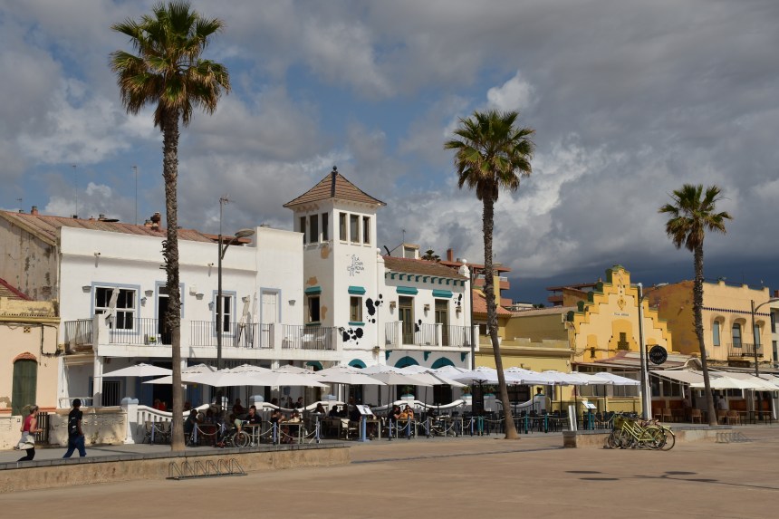 Dove e cosa mangiare a Valencia? Paealla alla valenciana appare quasi scontato! In realtà ci sono tante curiosità da scoprire su questo piatto tipico ma anche sulle abitudini gastronomiche della città spagnola, per gustarsi appieno tutte le sue specialità.
